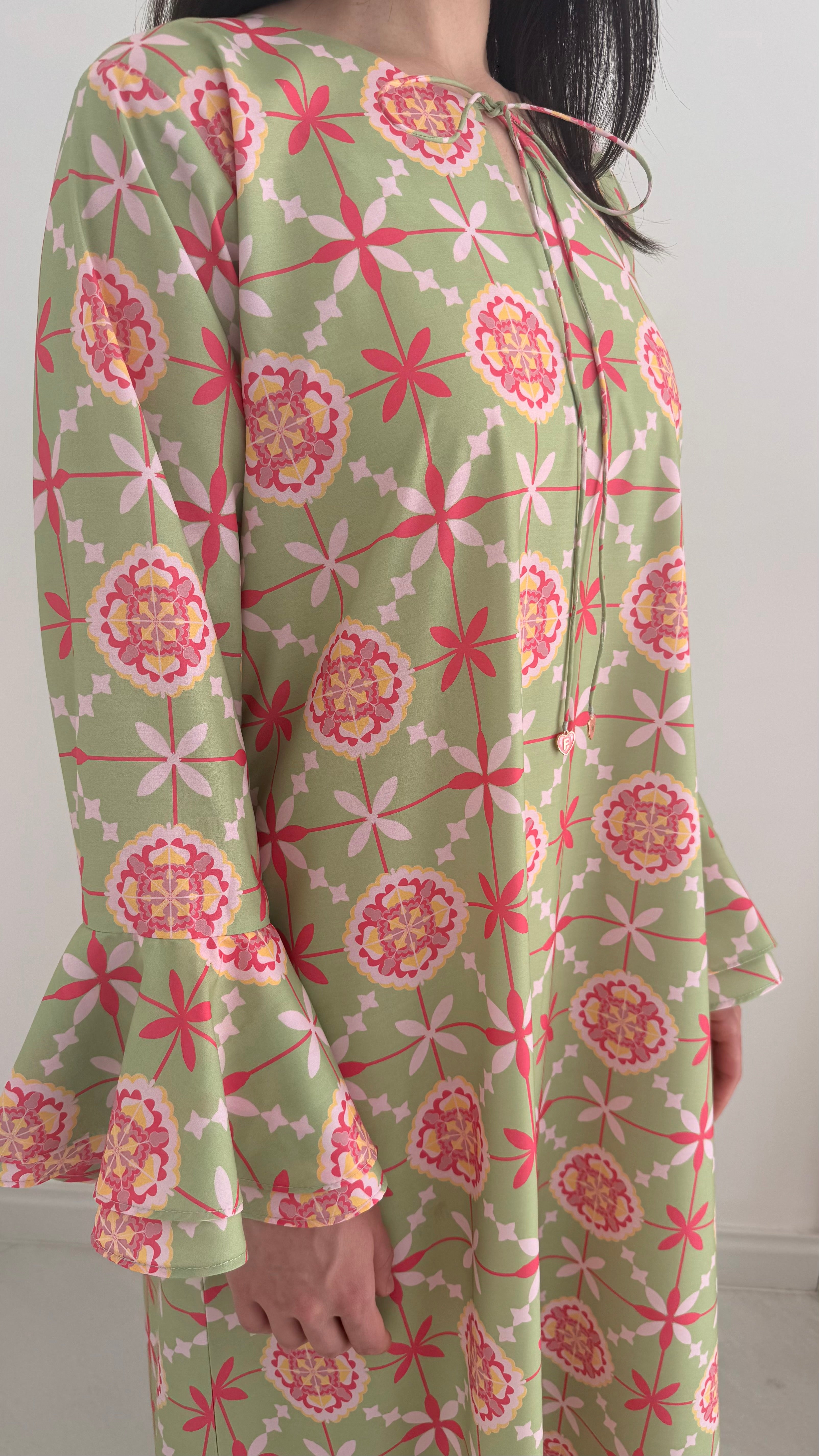 O70 Green kaftan with heart letters charm