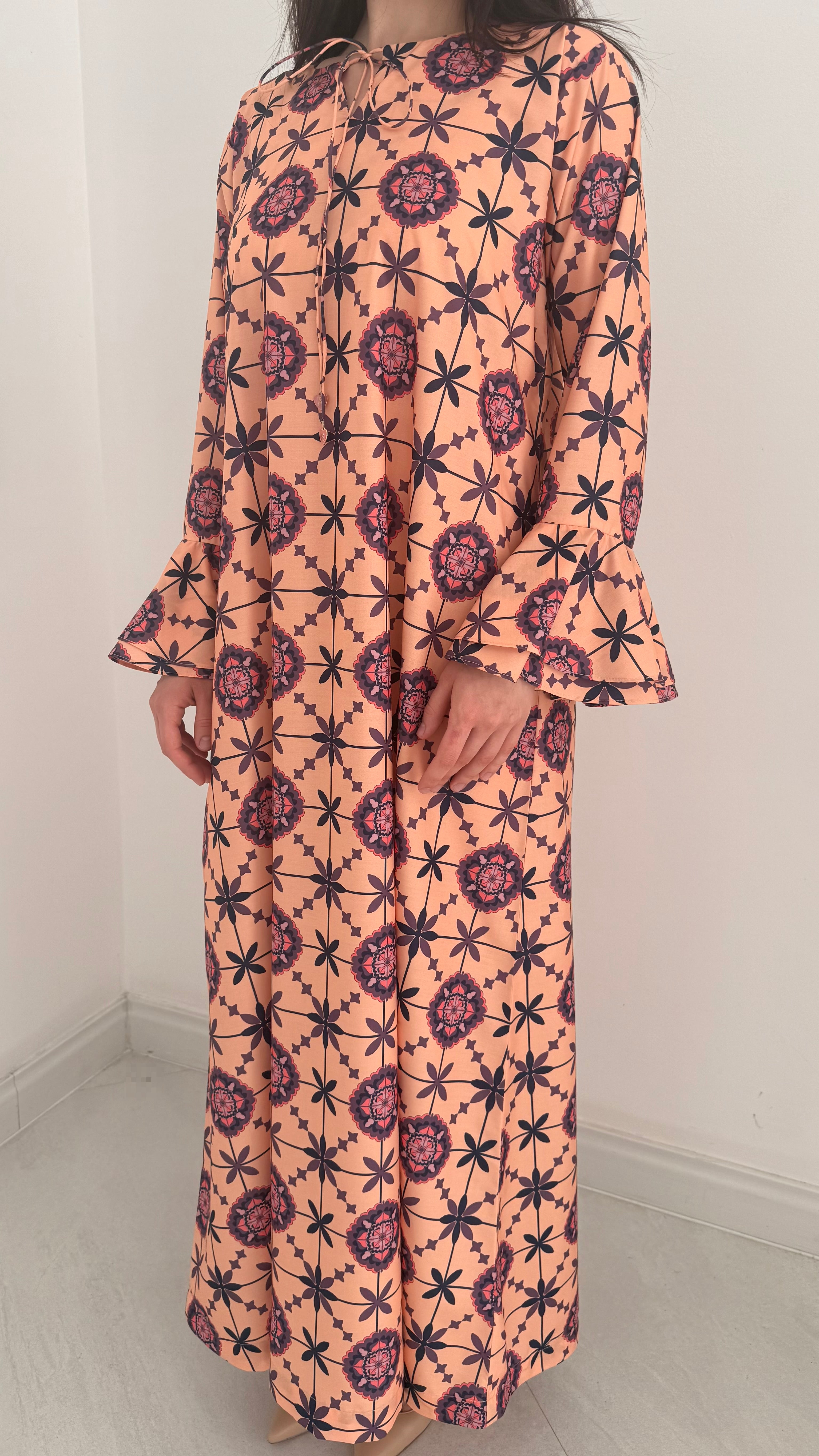 O71 Peach kaftan with heart letters charm