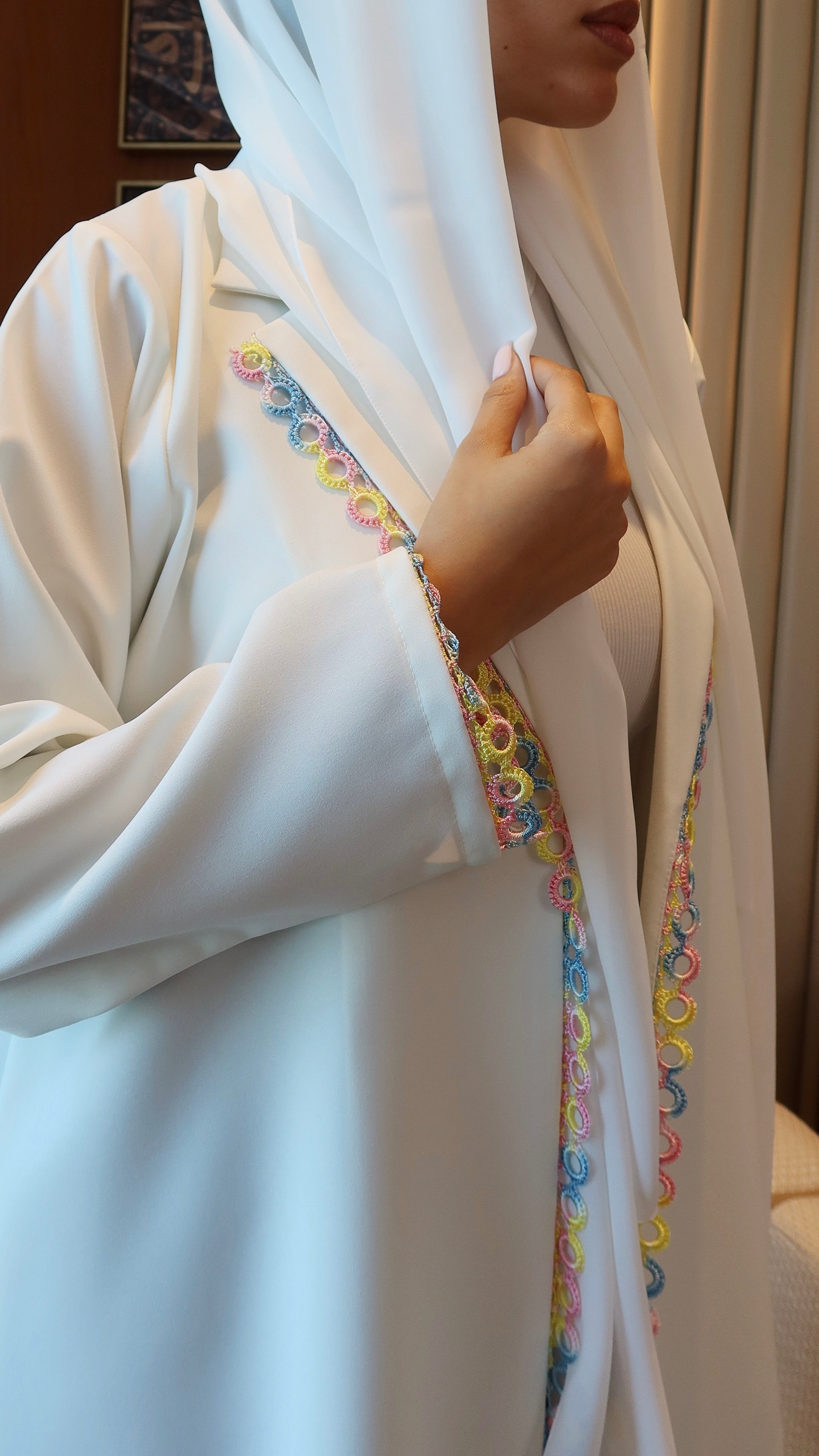 E129- Rainbow Crochet colar abaya