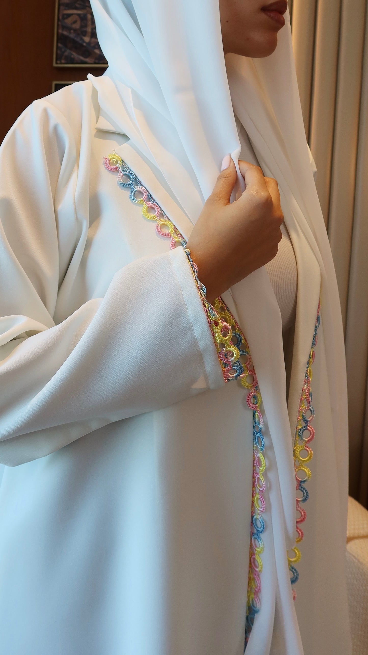 E129- Rainbow Crochet colar abaya