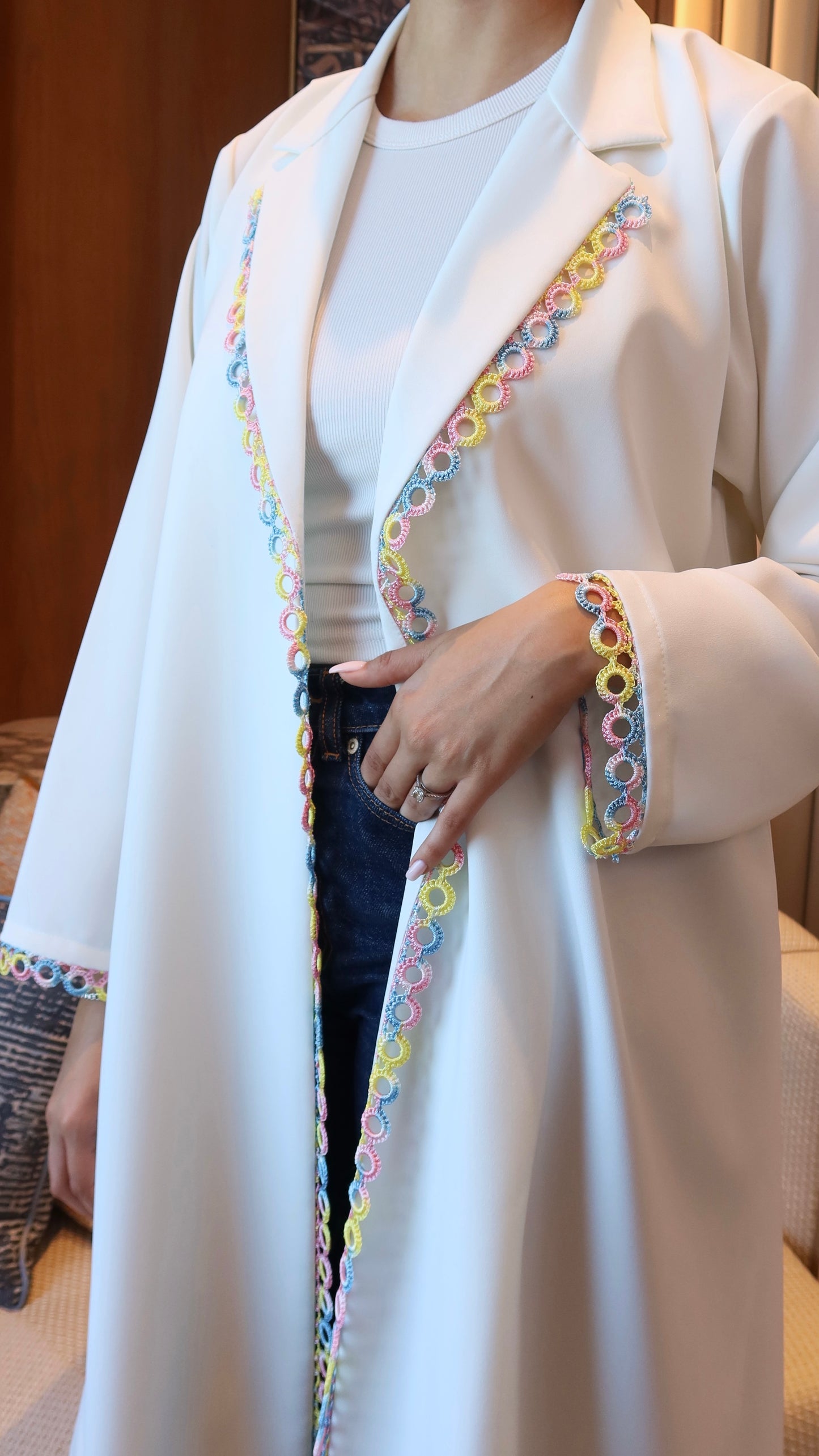 E129- Rainbow Crochet colar abaya
