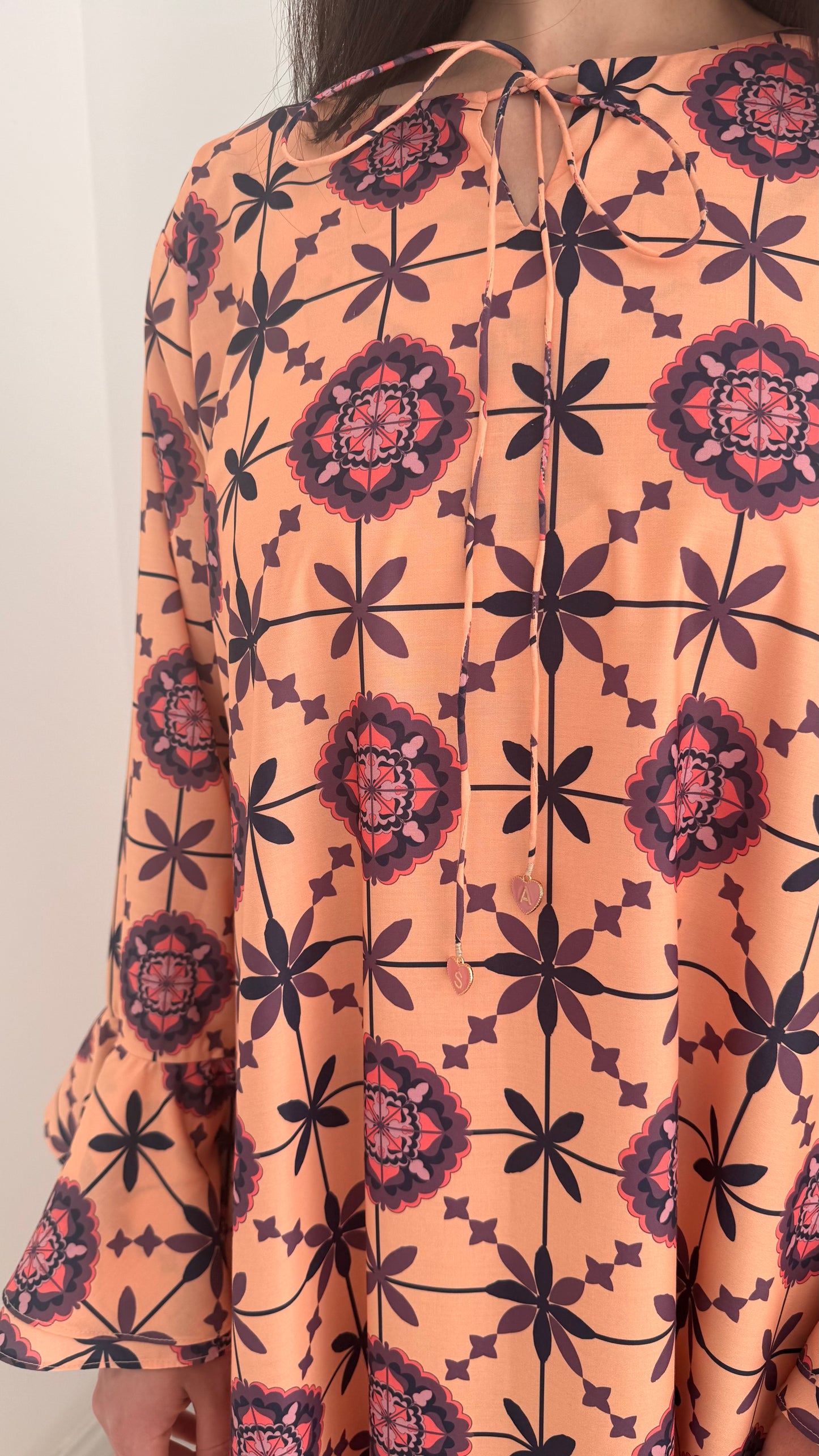 O71 Peach kaftan with heart letters charm